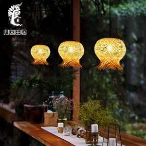 โคมไฟห้อยเพดานทรงกลมแบบหัวเดียว ทำจากไม้ไผ่สาน ใช้หลอดไฟ LED E27 เหมาะสำหรับร้านกาแฟ เคาน์เตอร์บาร์ และสถานที่พักผ่อน - Product Image 2