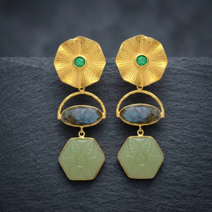 Boucles d'oreilles pendantes en labradorite et jade, motif fleur verte, plaquées or, faites à la main, bijoux ethniques pour mariage et fête, en laiton, Jaipur Gems - Product Image 3