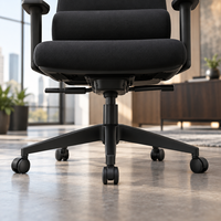 Chaise de bureau exécutive noire avec dossier haut rembourré, appui-tête, accoudoirs et base à cinq étoiles sur roulettes pour espaces de travail professionnels quotidiens
