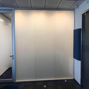 Cloisons <span class=keywords><strong>de</strong></span> <span class=keywords><strong>bureau</strong></span> acoustiques modernes en verre dépoli transparent avec cadre en aluminium mince, ignifuges et durables, avec commande tactile intelligente pour les écoles - Product Image 4