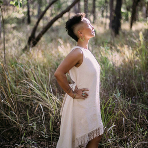 Vestido de Algodón de Estilo Bohemio con Detalle de Dobladillo Deshilachado, Cinturón Ajustable y Silueta Fluida y Relajada - Product Image 1