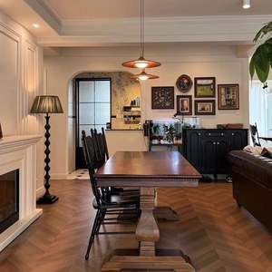 Juego de Muebles de Salón Personalizables de Estilo Retro Americano, Mesa de Comedor de Madera con Mueble de Almacenamiento para Hoteles y Villas - Product Image 1