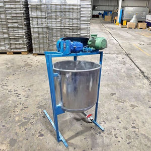 Cuve à agitation vertical avec système d'entraînement par engrenages et construction en acier inoxydable pour un mélange homogène de liquides en lots - Product Image 2