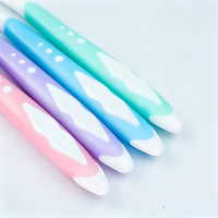 Brosse à dents pour adultes à poils en nylon fins et coniques, avec un motif de fibres alignées uniformément pour le nettoyage buccal quotidien de la famille.