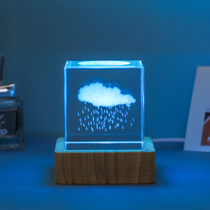 Regalo Creativo Moderno Cubo LED in Vetro Quadrato con Base Colorata per Soggiorno, Ufficio, Scrivania, Ornamento da Tavolo - Product Image 3
