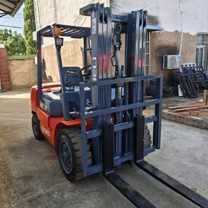 Chariot élévateur diesel 3 tonnes d'occasion à faible coût, mini 4x4 avec mât triple libre 4,5 m pour port - Product Image 6