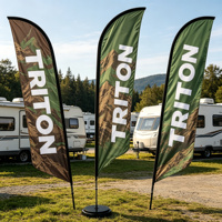 Drapeau publicitaire extérieur avec mât en fibre de verre et base croisée pour promotions sur la plage, image de marque d'atelier de réparation et signalétique événementielle