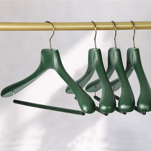 LINDON hoogwaardige op maat gemaakte luxe leren houten kleerhangers met fluwelen stang - Product Image 2