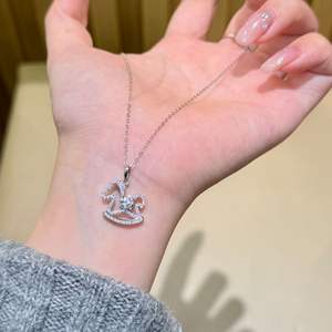 สร้อยคอรูป<span class=keywords><strong>ม้า</strong></span>โยกประดับมอสซาไนต์เงินแท้ S925 สำหรับผู้หญิง สร้อยคอหรูหราประดับจี้ระยิบระยับ ของขวัญสุดหรูสำหรับปีนักษัตร - Product Image 1