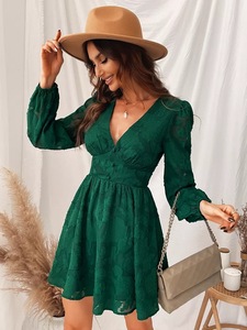 Robe Courte Élégante <span class=keywords><strong>Femme</strong></span> 2026 Verte Sexy Décolletée <span class=keywords><strong>Coupe</strong></span> Trapèze Manches Longues pour Soirées et Clubs, Personnalisable OEM/ODM - Product Image 2