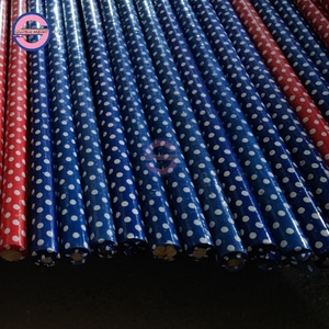 Venta al por mayor de mangos de escoba de madera recubiertos de PVC natural de 120 cm y 150 cm con rosca griega italiana para escobas - Product Image 1