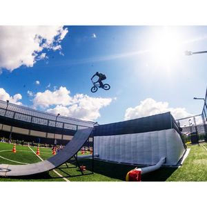 Rampe de BMX avec airbag pour l'extérieur, pour l'entraînement ou les spectacles de cascades B-347 - Product Image 1