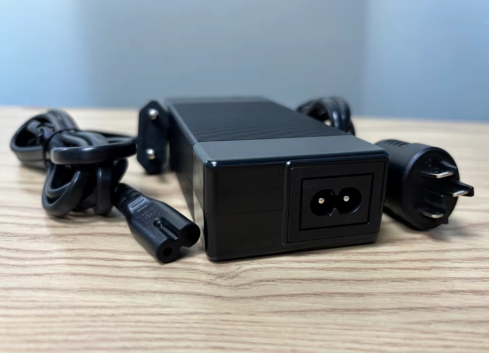 Chargeur de vélo électrique Bosch noir 42V 2A