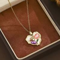 Collier vintage plaqué or avec pendentif fleur en émail imitation perle, chaîne à maillons pour femme