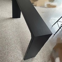 Table console noire moderne Wabi-Sabi, table de couloir élégante en charbon mat avec silhouette architecturale, bureau de couloir minimaliste