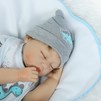 Realistische Reborn-Babypuppe Junge 22 Zoll Lebensechter Silikon-Vinyl Neugeborenen-Körper mit Gewicht Dino-Thema Geschenkset mit Zubehör