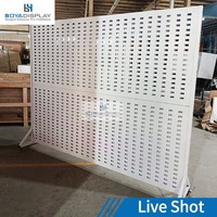 Présentoir double face perforé en métal sur pied pour échantillons de carrelage et de pierre en showroom