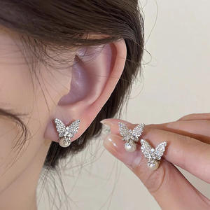 Boucles d'oreilles clous papillon en or blanc E3629 avec perles d'imitation et diamants taille brillant rond pour femme, style romantique pour soirée - Product Image 4
