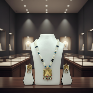 Ensemble de collier long élégant en perles argentées avec perles bleues et blanches, pendentif carré traditionnel doré et boucles d'oreilles assorties - Product Image 4