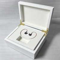 Boîte d'emballage audio en bois laqué blanc poli avec logo personnalisé, loquet métallique, découpe de mousse sur mesure, étui cadeau pour ensemble d'écouteurs HiFi et haut-parleurs