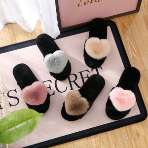 Sandal Slip on datar untuk wanita, sandal selop bulu palsu hitam merah muda dekorasi hati nyaman untuk wanita - Product Image 1
