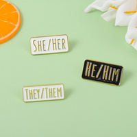 Pronom personnel Épingles en émail LGBTQ HE/Him SHE/HER THEY/THEM Broches Badge Breastpin Sac à dos Accessoires Cadeau Ami Bijoux