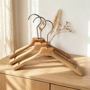 Cintre en bois de hêtre avec <span class=keywords><strong>crochet</strong></span> en acier inoxydable - Logo personnalisé, certifié FSC, vente en gros - Product Image 5