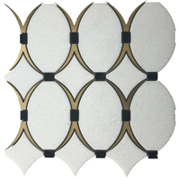 Carrelage de surface mosaïque en marbre blanc, livraison gratuite, jet d'eau, surface avec incrustation en laiton, motif mosaïque