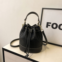 2025 Style rétro grande capacité unique épaule bandoulière téléphone portable sac femmes mode seau sac tressé dame conception bonbons