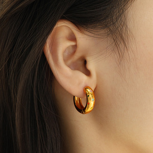 Boucles d'oreilles créoles dorées à motif étoile sertie de diamants, bijoux de soirée pour femme - Product Image 4