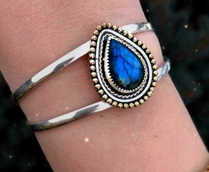 Pulsera de plata sólida con piedras preciosas de labradorita Natural de Fuego Azul en forma de pera para mujer, joyería hecha a mano de Plata de Ley 925 - Product Image 1