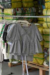 WS12 Top da Donna Usati di Buona Qualità con Stile che Scopre il Pancia e Vestiti Aderenti Irregolari Assortiti - Vendita all'Ingrosso - Product Image 4
