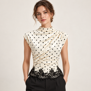 <span class=keywords><strong>Blusa</strong></span> de mujer al por mayor personalizada con estampado de puntos negros, color marfil, <span class=keywords><strong>cuello</strong></span> <span class=keywords><strong>alto</strong></span>, fruncido diagonal, mangas casquillo y dobladillo con apliques de encaje OEM ODM - Product Image 2