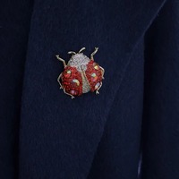 Nuevo Broche Universal de Aleación con Diseño Creativo de Mariquita de Siete Puntas con Incrustaciones de Diamantes, Pin a Juego para Ropa de Hombre y Mujer