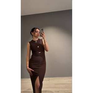 Elegante vestido de satén sin mangas con cuello alto y abertura lateral para la noche. - Product Image 1