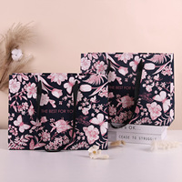 Sac cadeau haut de gamme en carton blanc à motif floral pour boutique de vêtements de luxe, idéal pour le commerce international