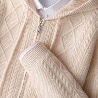 Cardigan zippé à capuche pour homme en laine mérinos 100% avec logo personnalisé OEM, tricot torsadé, texture jacquard, coupe ample, pull d'hiver tricoté