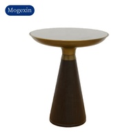 Luxueuse table basse circulaire en métal et bois de style marocain pour salon ou café avec un design de coffre unique