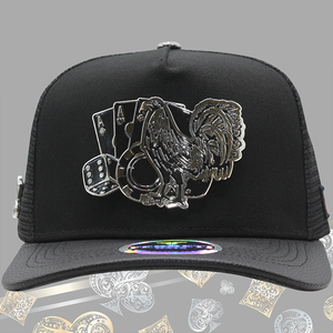 <span class=keywords><strong>Gorra</strong></span> Trucker Estructurada de Malla <span class=keywords><strong>Negra</strong></span> de Alta Calidad con Emblema Metálico 3D de <span class=keywords><strong>Gallo</strong></span> Plateado y Diseño de Póker, Ajustable con Cierre Snapback, Unisex, Estilo Urbano - Product Image 3