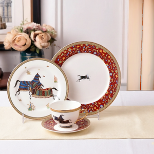 Service de table en porcelaine fine de haute qualité avec motif cheval, comprenant tasses à café, soucoupes et assiettes de mariage, pour la vente en gros - Product Image 1
