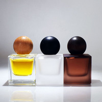 Flacon de parfum carré personnalisé à faible MOQ, 30ml 50ml 100ml, en verre transparent, gris, noir, dépoli, avec bouchon en bois
