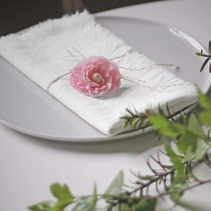 Serviettes en tissu brodées vertes et blanches 100% affichage fait main en lin de haute qualité pour les événements et la décoration de table moderne - Product Image 1