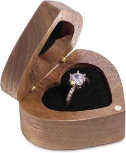 Boîte à bague de fiançailles en <span class=keywords><strong>bois</strong></span> en forme de cœur gravée, étui pour porte-bague pour cérémonie de mariage, jour commémoratif - Product Image 4