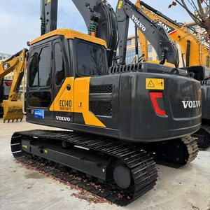 Excavatrice sur chenilles hydraulique Volvo EC140 d'occasion pour travaux de terrassement, de creusement, de chargement et d'utilisation en projet - Product Image 3