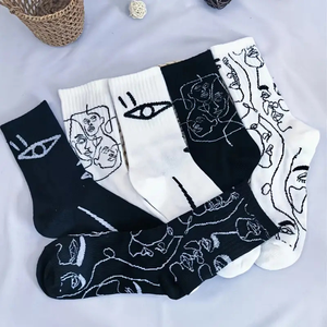 Chaussettes mi-mollet pour femmes en coton et bambou respirants, avec motifs abstraits, pour un usage quotidien décontracté - Product Image 5