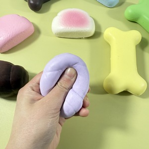 Juguete Antiestrés de PU con Forma de Pata de Gato, Suave y de Rebote Lento, 8*9*4cm - Product Image 1