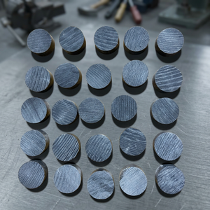 Boutons en corne noire naturelle à 4 trous, dos plat, écologiques, forme carrée, perles décoratives, fournisseur en gros B.S International - Product Image 1