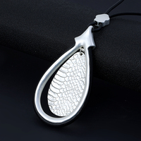 Collier long ajustable en corde noire TongLing avec pendentif goutte d'eau texturé martelé, idéal pour femme