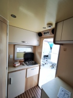 Mini camping-car tout-terrain de luxe, style moderne, caravane de voyage pour 1 à 2 personnes avec salle de bain intégrée, deux lavabos et un réfrigérateur