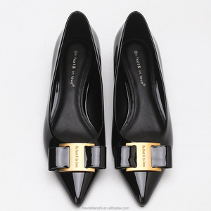 Escarpins élégants noirs en cuir verni à bout pointu pour femme - <span class=keywords><strong>Talon</strong></span> <span class=keywords><strong>carré</strong></span> bas de 3 cm avec boucle dorée - Chaussures plates confortables à enfiler pour le travail - Product Image 4